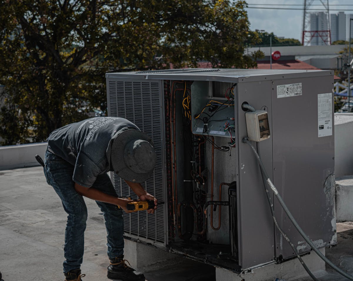 Licensed HVAC technician repairing an air conditioning unit in Florida